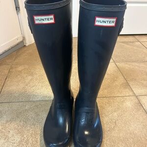Hunter boots US Size 7. Barely Worn - Great Condition.